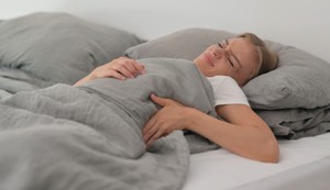 Kod išijasa je cilj je da telo noću ostane u poravnanom položaju, a pritisak na išijadični nerv minimalan 