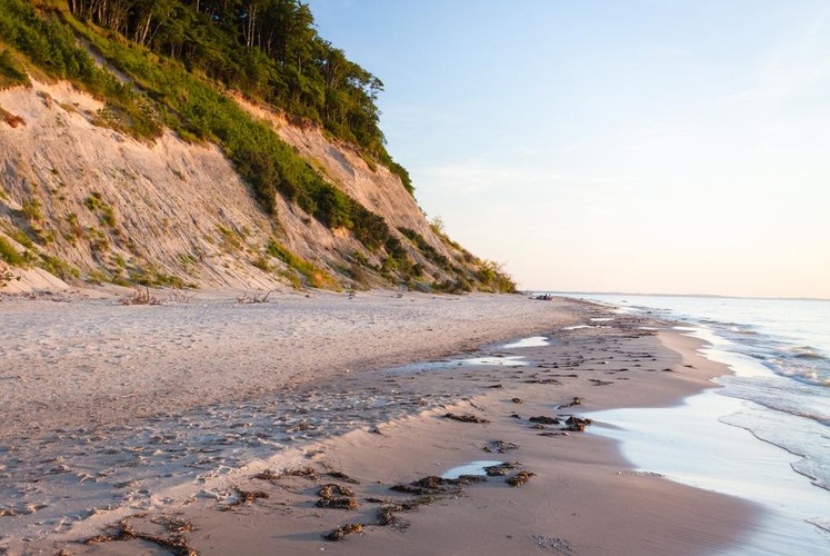 Woliln to wyspa w Zatoce Pomorskiej. Tu krzyżowały się historie plemion gockich i słowiańskich. Plemię Wolinian w IX wieku posiadało 70 grodów, a państwo obejmowało ponad 1000 km kwadratowych, będąc jednym z najpotężniejszych ośrodków słowiańskich. W XX wieku archeolodzy odkryli tutaj cztery wielotwarzowe figury przedstawiające prawdopodobnie Świętowita.
