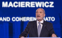 Macierewicz o "Biografii Nieautoryzowanej": W sposób brutalny i absolutnie skandaliczny zaatakowano moją żonę