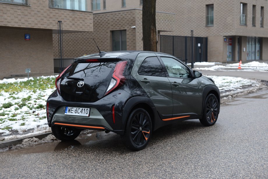 Toyota Aygo X nie jest już tak małym autem jak jej poprzednia generacja. Obecny model jest dłuższy o niemal jedną czwartą metra od poprzednika, a w tej klasie to ogromna różnica.