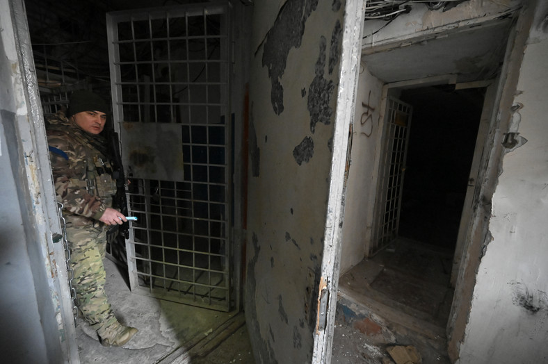 Ukraiński policjant w piwnicy komendy regionalnej policji, rzekomo wykorzystywanej jako miejsce tortur proukraińskich obywateli podczas rosyjskiej okupacji, w Chersoniu, 31 stycznia 2023 r.
