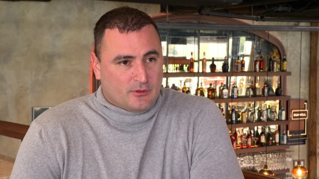 (FOTO) ALEN HADROVIĆ NE LIČI NA SEBE NAKON INTERVENCIJE: Pokazao novu frizuru, pa progovorio o zabrani ulaska u Crnu Goru