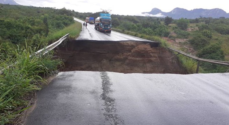 A bridge in Dumila, on Morogoro– Dodoma highway was washed away by floods on Monday bringing  transport to a standstill. (Twitter/rbarwanda)