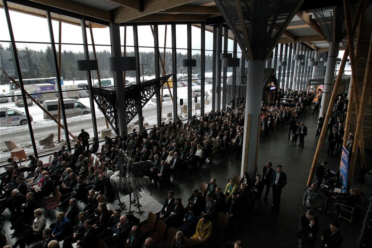 Polskie Linie Kolejowe wybudowały także nowe, lokalne centrum sterowania ruchem kolejowym (LCS), które zapewnia sprawne prowadzenie ruchu kolejowego i dzięki nowoczesnym urządzeniom podniósł się poziom bezpieczeństwa w ruchu kolejowym na odcinku Olsztyn – Szymany. 
 <br><br>fot. PAP/Tomasz Waszczuk