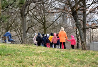 Nauczyciele kontra MEN? Rezygnują z wyjść klasowych, czując się oszukani