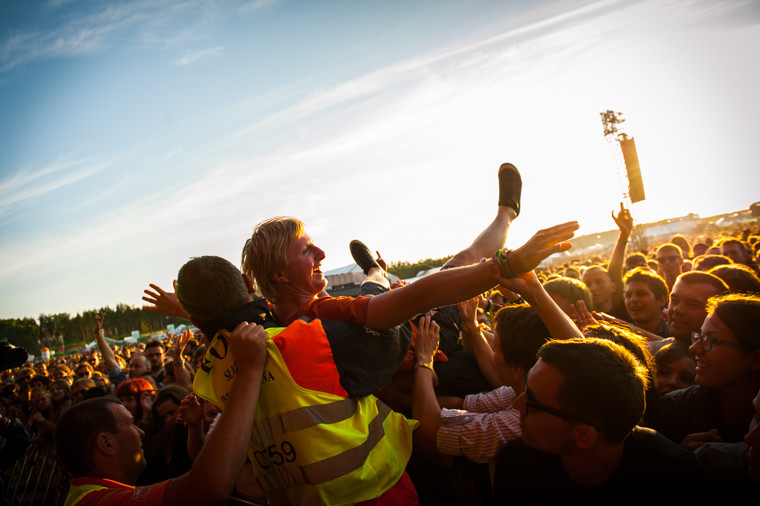 Publiczność pod sceną na festiwalu Heineken Open'er (fot. Monika Stolarska/Onet)