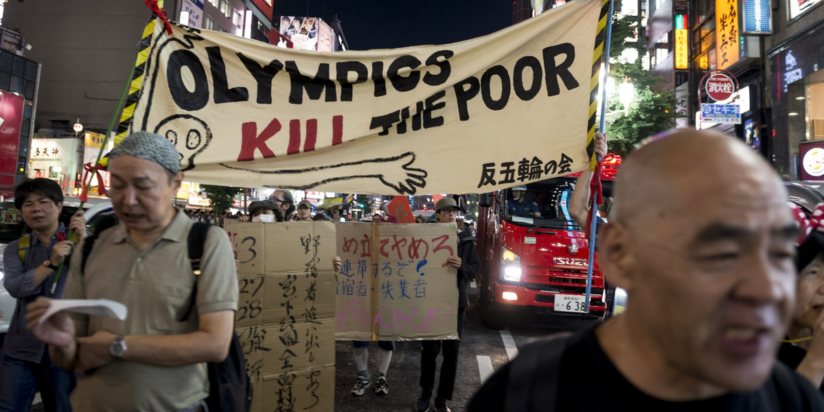 Grupa protestujących przeciwstawia się organizacji olimpiady w Tokio