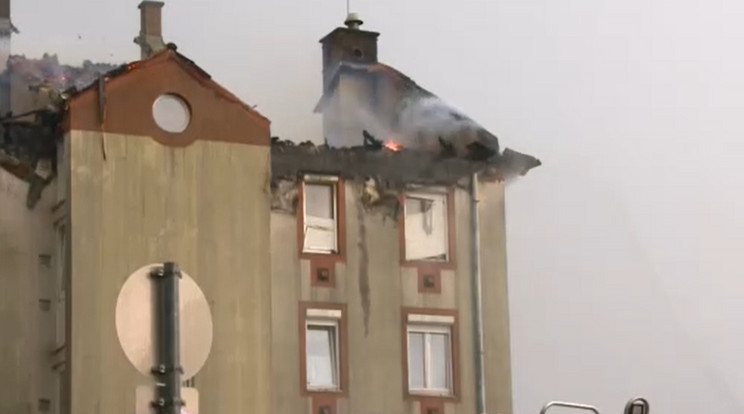 A zalaegerszegi ház tetőszerkezete romokban hever a felcsapó lángok miatt. Sokan egy jó ideig nem tudnak hazaköltözni / Fotó: RTL Híradó