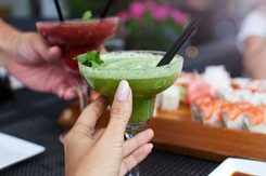 Izotoniki, soki owocowe, sok pomidorowy, sok z kiszonych ogórków i kawa, czyli jak pozbyć się kaca