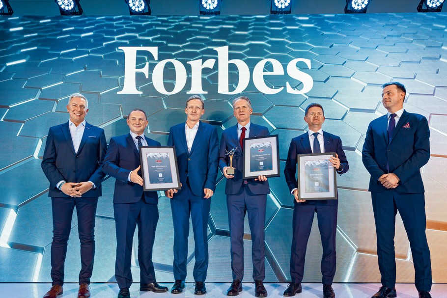 Nagradzający i nagrodzeni. Od lewej stoją: Paweł Zielewski („Forbes”),  Daniel Majewski (Bank Millennium),  Tomasz Pol (Bank Millennium), Michał Gajewski (Santander Bank Polska),     Marcin Gadomski (Bank Pekao S.A.) i Adrian Kurowski (Visa).