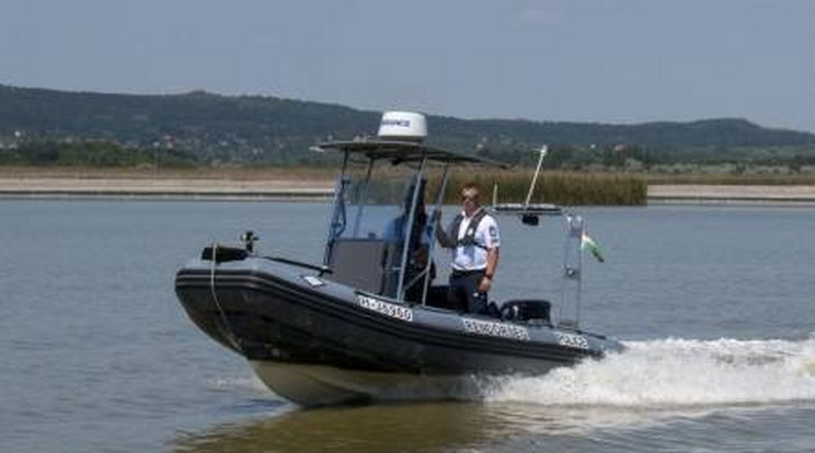 A gárdonyi vízirendőrök mentették meg a bajba jutott szörfös életét /Fotó: police.hu