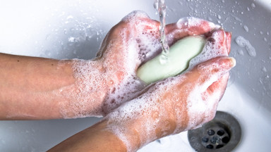 Kiedy obowiązkowo trzeba myć ręce, jak długo to robić i jakimi środkami