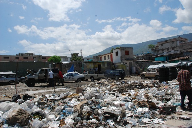 Największa targowa ulica w stolicy Haiti