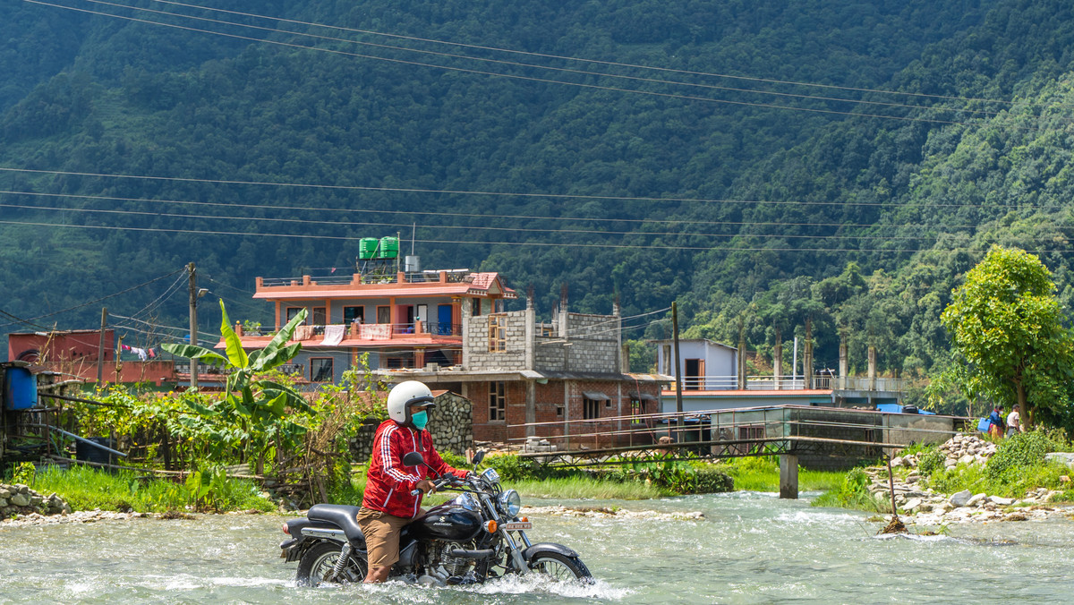 Lawina zepchnęła dwa autobusy do rzeki w Nepalu