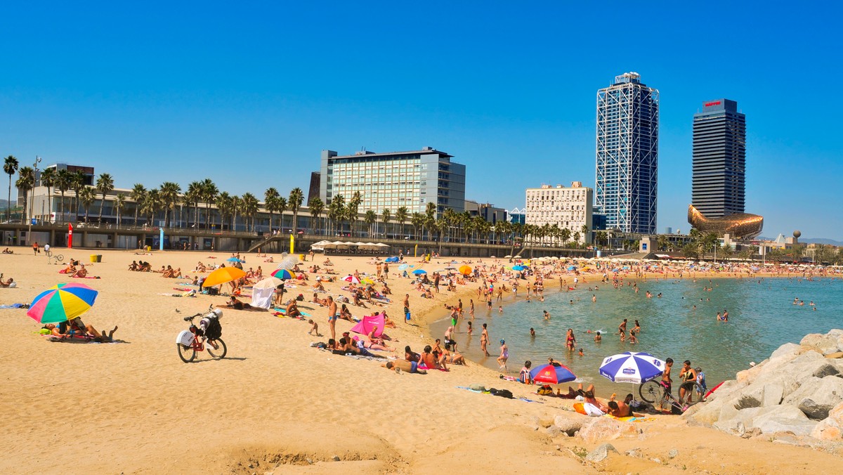 Trzech turystów z Włoch biegało kilka godzin nago po dzielnicy Barceloneta tuż przy plaży w stolicy Katalonii. Mieszkańcy mają dość alkoholowych ekscesów i zorganizowali protest - donosi The Guardian.