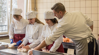 Młodzi kucharze z Małopolski uczą się jak przygotować jagnięcinę. "Chcemy, by to mięso wróciło na stoły"