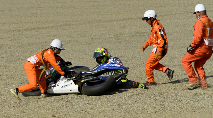 Rossi próbál feltápászkodni az esés után /Fotó: AFP