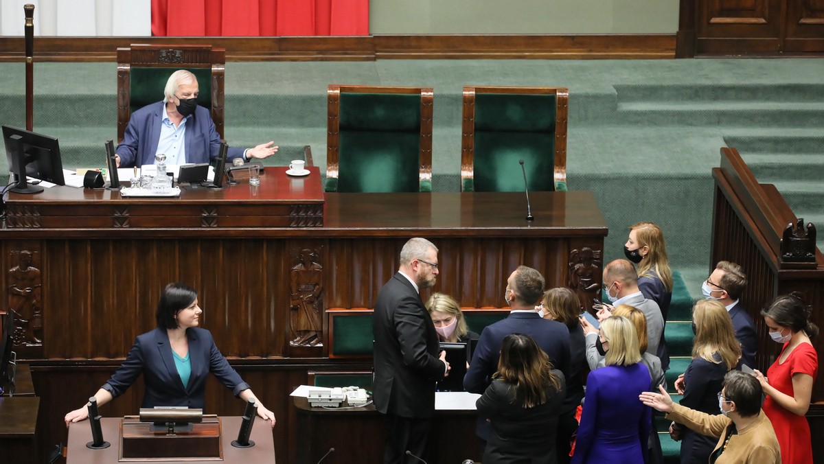 Warszawa, 28.10.2021. Wicemarszałek Sejmu Ryszard Terlecki i Kaja Godek i poseł Konfederacji Grzegorz Braun (C) na sali obrad Sejmu w Warszawie.  