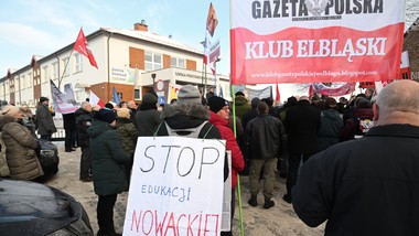 pikieta w obronie krzyża w kielnie. "uczestnicy płaczą i modlą się"