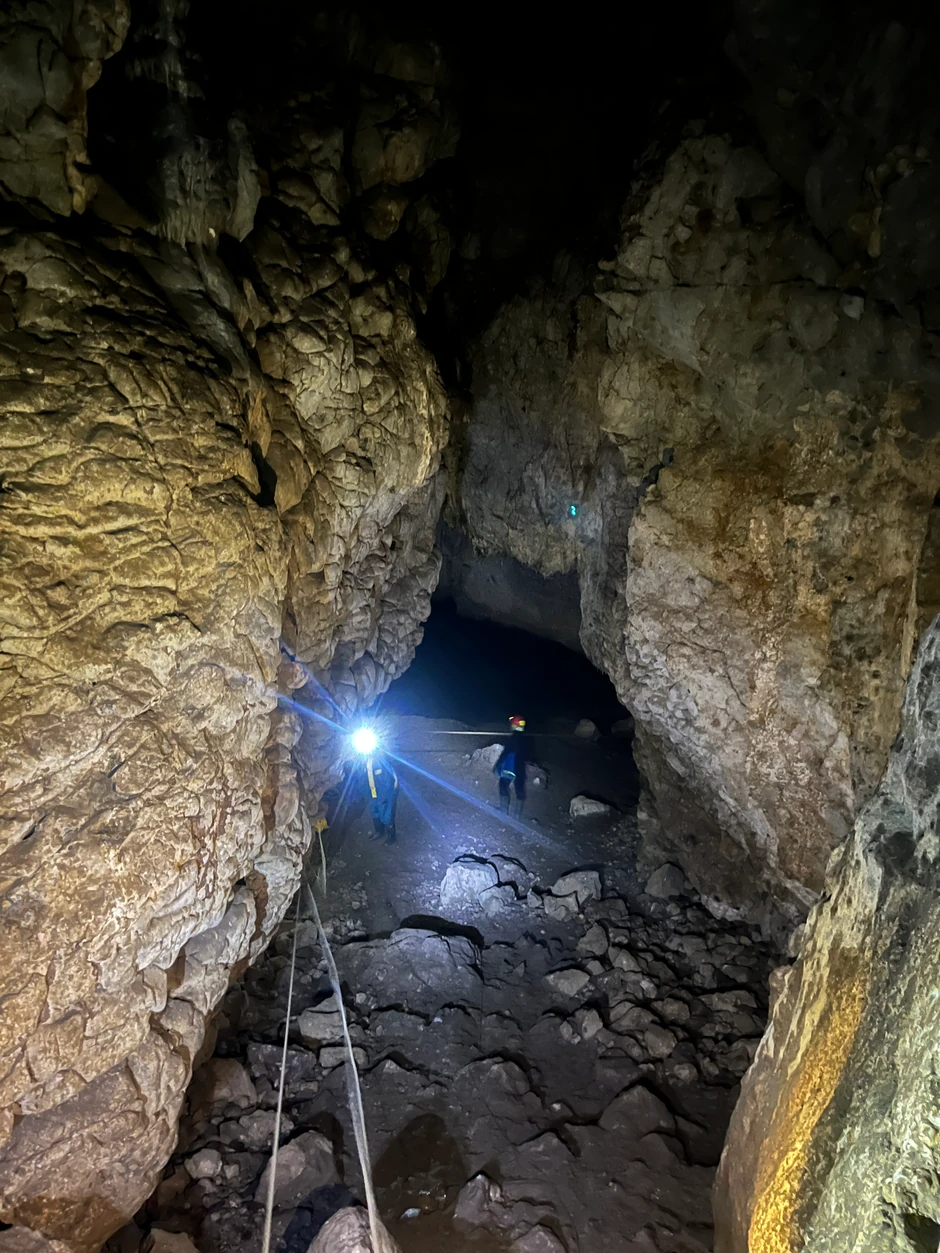 Ovo je lokalitet u Petničkoj pećini gde je pronađena kolektivna grobnica nepoznatih ljudi