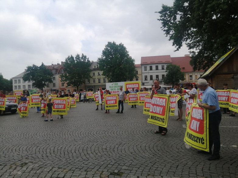 Mieszkańcy Łowicza sprzeciwiają się budowie obwodnicy. Protest przed urzędem miasta