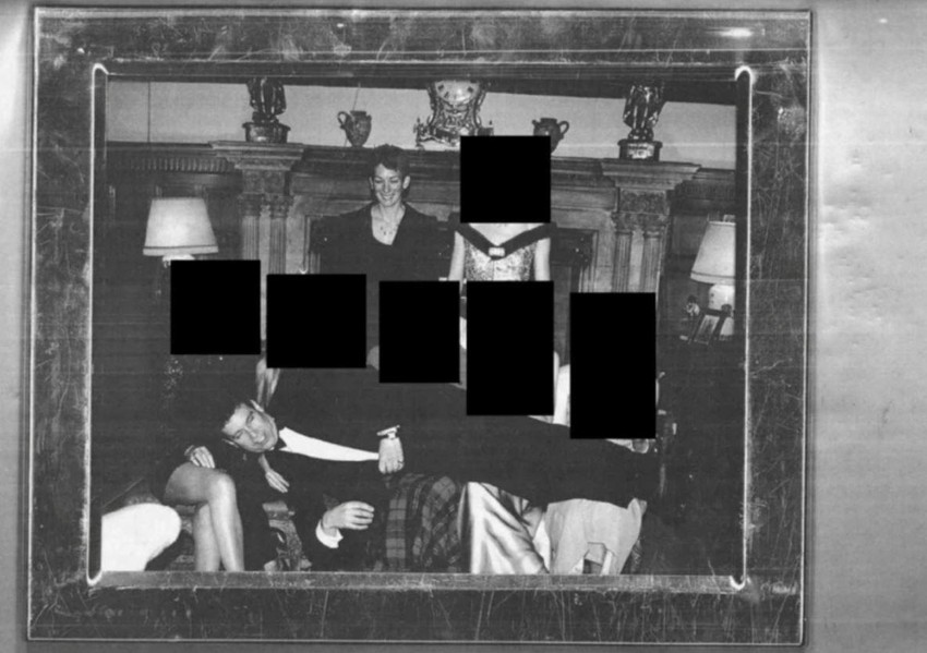 Fotografija Endrua kako leži preko krila žena koje sede na sofi | Foto: US Department of Justice