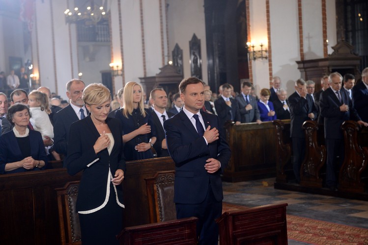 Prezydent Andrzej Duda z małżonką podczas mszy św. w bazylice archikatedralnej św. Jana Chrzciciela, odprawionej w intencji Ojczyzny i inaugurującego służbę prezydenta RP. Z tyłu najbliższa rodzina rodzice - Jan Tadeusz Duda i Janina Milewska-Duda oraz córka Kinga Duda.