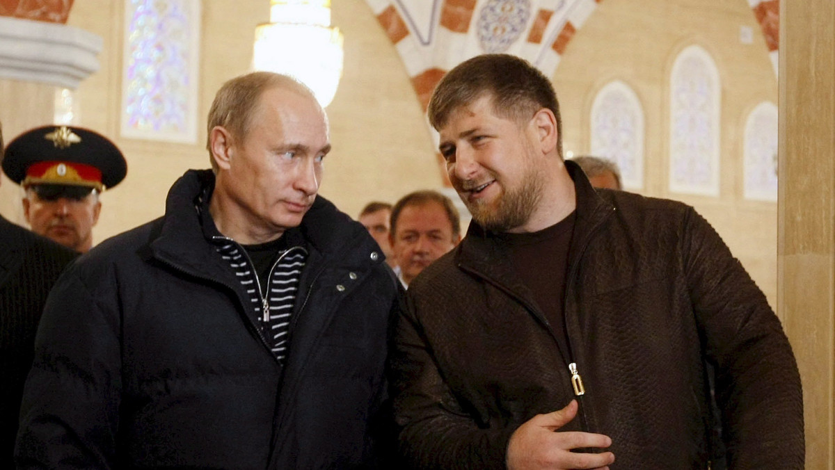Szczerego wywiadu amerykańskiemu "Newsweekowi" udzielił prezydent Czeczenii Ramzan Kadyrow. Stwierdził, że nie chce, aby jego republika wybiła się na niepodległość od Rosji i przyznał, że marzy, aby w 2012 roku jego idol, obecny premier Federacji Rosyjskiej Władimir Putin, został ponownie prezydentem. - Chciałbym, aby on był prezydentem przez resztę swoich dni. Bardzo go kocham, jak mężczyzna mężczyznę - wyznał Kadyrow w wywiadzie, na który powołuje się portal inopressa.ru.