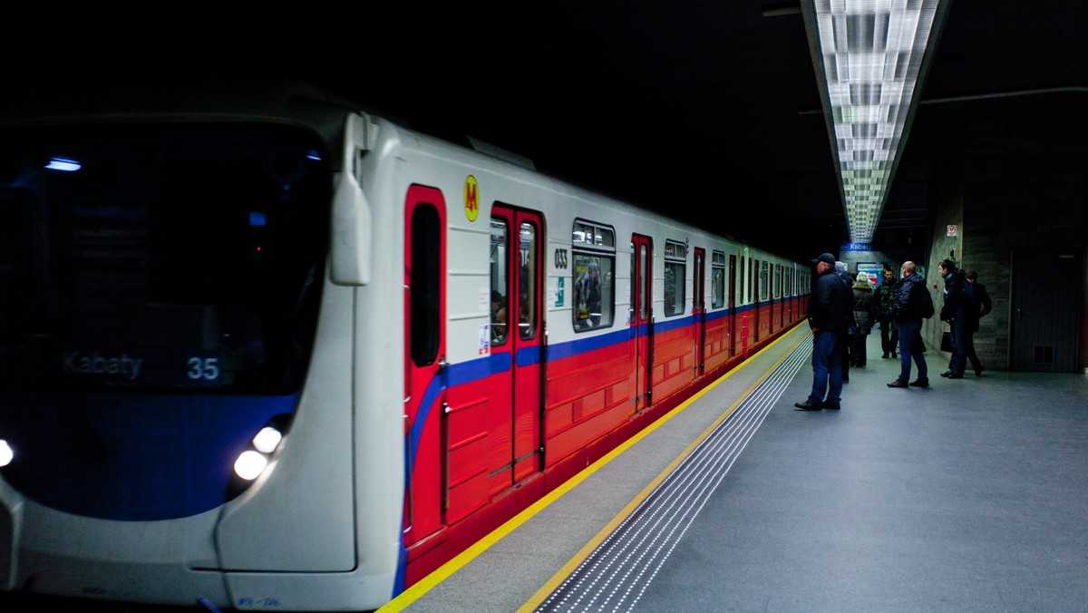 Uwaga pasażerowie metra! Między godzinami szczytu, późnym wieczorem oraz w dni wolne od pracy pociągi podziemnej kolejki będą kursowały rzadziej. Wszystko przez oszczędności.