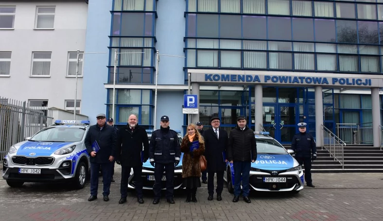 Policjanci z Jarosławia i politycy na tle nowych radiowozów
