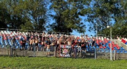 Patologiczna sytuacja przed derbami polskiego miasta. Kibice zabronili piłkarzom wyjść na boisko