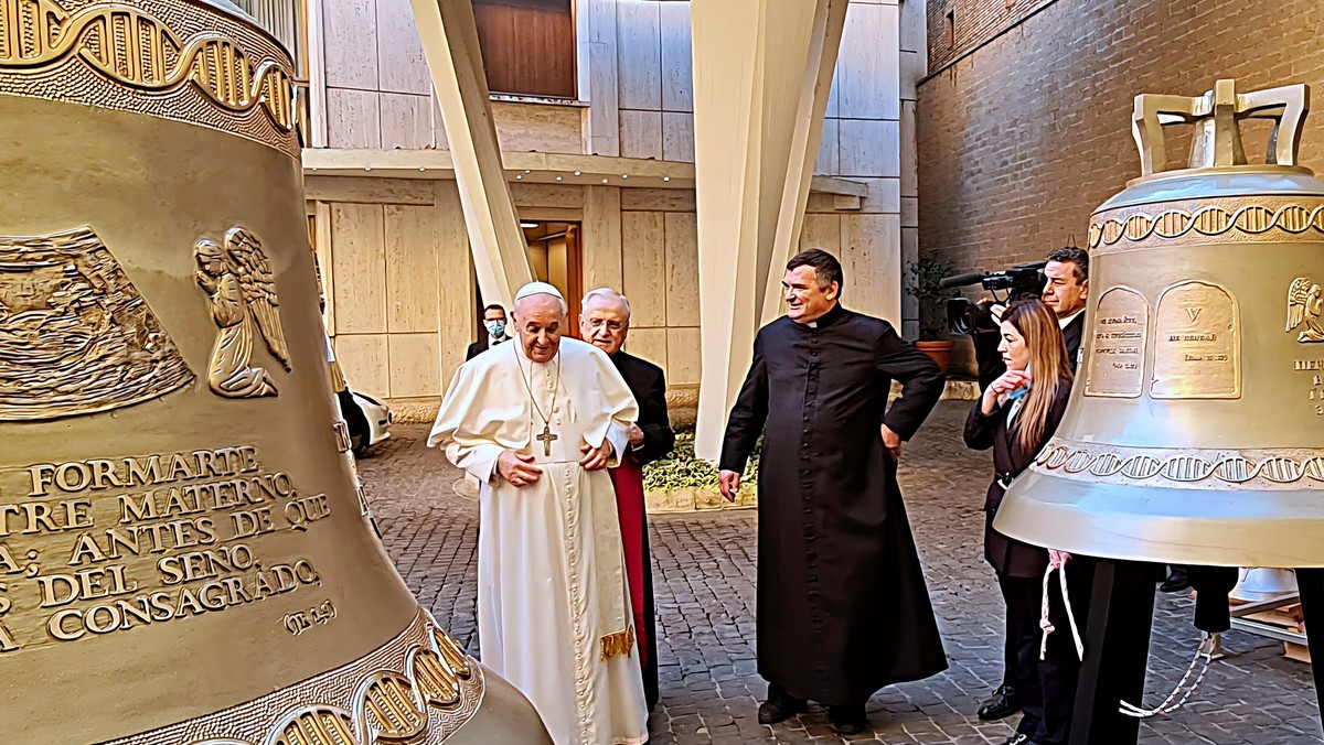 Papież Franciszek poświęcił dzwony dla fundacji ŻYCIU TAK