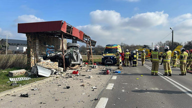 Tragiczny wypadek na Podkarpaciu. 50-latek wbił się w murowaną wiatę przystankową