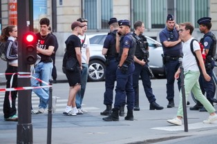 Francuski rząd obiecał natychmiastowe naprawianie szkód po zamieszkach i pomoc poszkodowanym