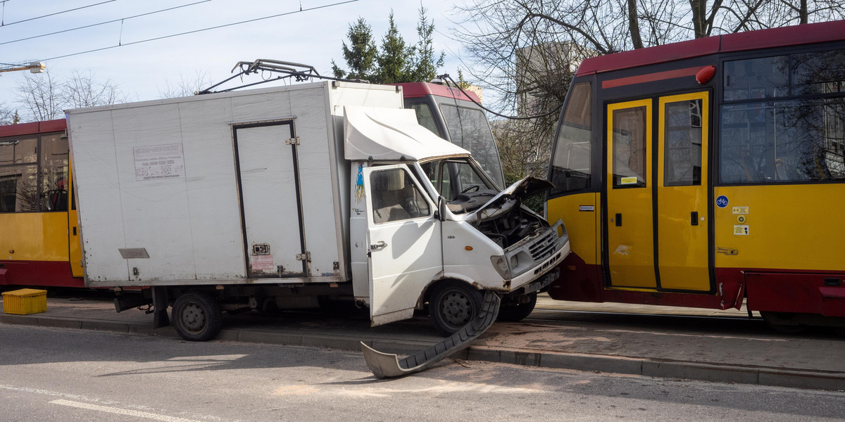 Łódź. Dostawczak zderzył się z tramwajem