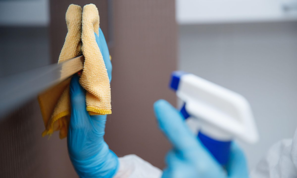 Nigdy nie czyść tak telewizora. Ten popularny błąd może uszkodzić ekran