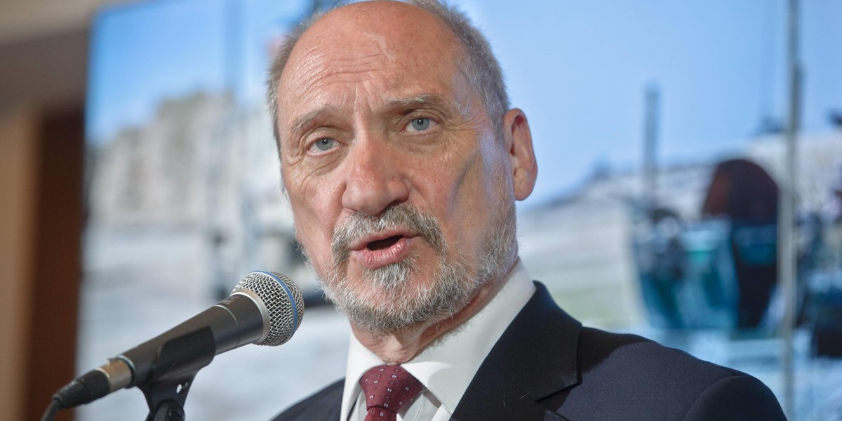 Macierewicz zamawia naładowane bombki kalibru 110 mm!