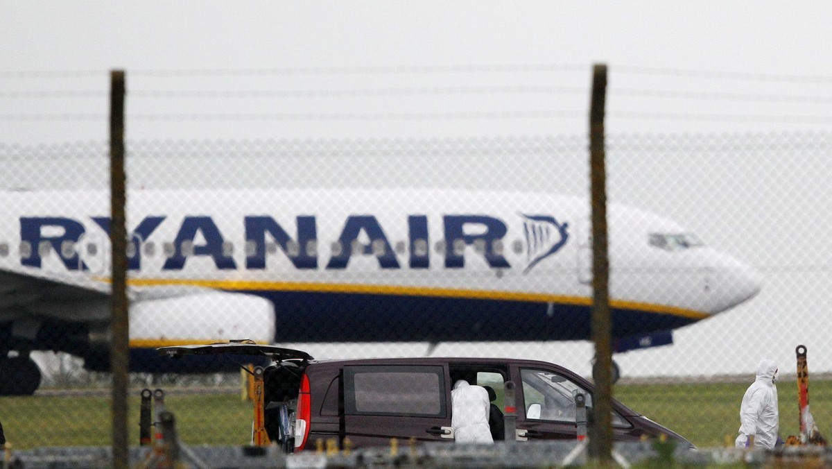 Irlandzki niskobudżetowy przewoźnik Ryanair wysadził w sobotę 100 pasażerów lecących z Lanzarote w Hiszpanii do Brukseli, ponieważ nie stosowali się do poleceń personelu - donoszą w niedzielę irlandzkie media.