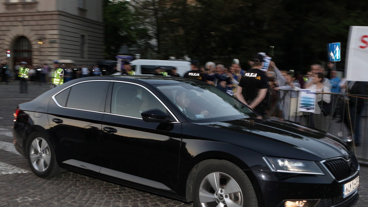 Prezes PiS Jarosław Kaczyński przyjechał dziś wieczorem na Wawel, gdzie złożył kwiaty na grobie prezydenta Lecha Kaczyńskiego i jego małżonki Marii. Na trasie jego przejazdu u stóp wzgórza wawelskiego zebrały się kilkudziesięcioosobowe grupy przeciwników i zwolenników tej partii.