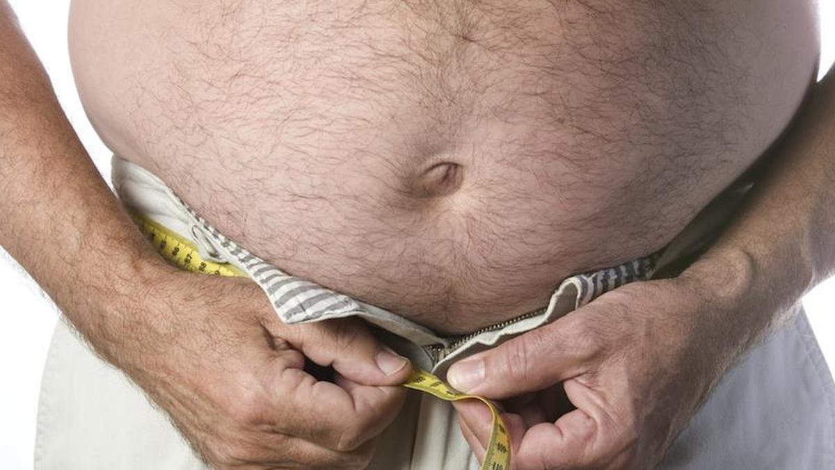Gruby facet brzuch otyłość tusza nadwaga