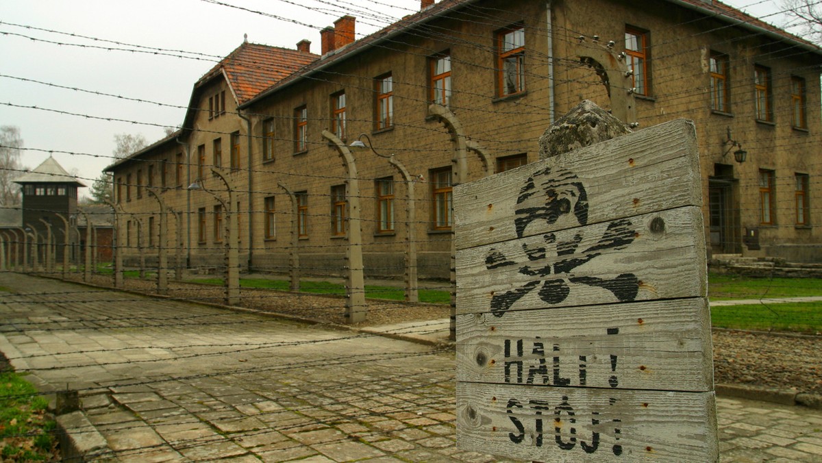 Do niemieckiej telewizji ZDF trafiło wezwanie do wykonania wyroku krakowskiego sądu i prawidłowe przeproszenie byłego więźnia Auschwitz Karola Tendery za użycie sformułowania "polskie obozy zagłady Majdanek i Auschwitz" – poinformowali pełnomocnicy Tendery.