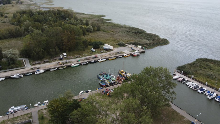 Widok na port oraz na marinę w Kątach Rybackich