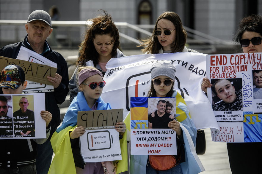 Krewni i przyjaciele będących w rosyjskiej niewoli Ukraińców uczestniczą w wiecu na Placu Niepodległości w Kijowie, podczas którego domagają się przyspieszenia uwolnienia bliskich. Istnieje 1800 potwierdzonych przypadków cywilów przetrzymywanych w rosyjskiej niewoli, ale rzeczywista liczba jest nieznana. Nieoficjalne dane sugerują, że Rosja przetrzymuje w niewoli ok. 28 tys. Ukraińców, 6 kwietnia 2024 r.