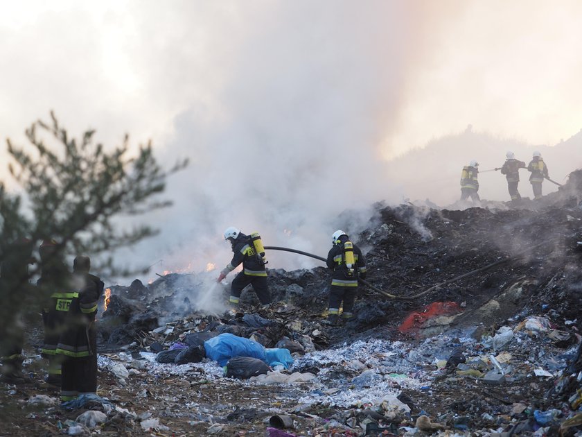 Potężny pożar wysypiska w Łódzkiem. Na miejscu kilkudziesięciu strażaków