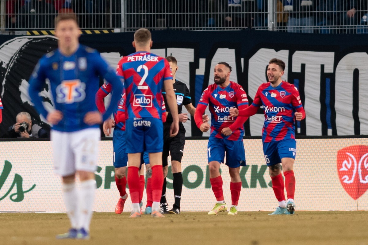 Zawodnik Rakowa Częstochowa Ivan Lopez (2P) cieszy się z bramki zdobytej podczas meczu 24. kolejki piłkarskiej Ekstraklasy z Lechem Poznań