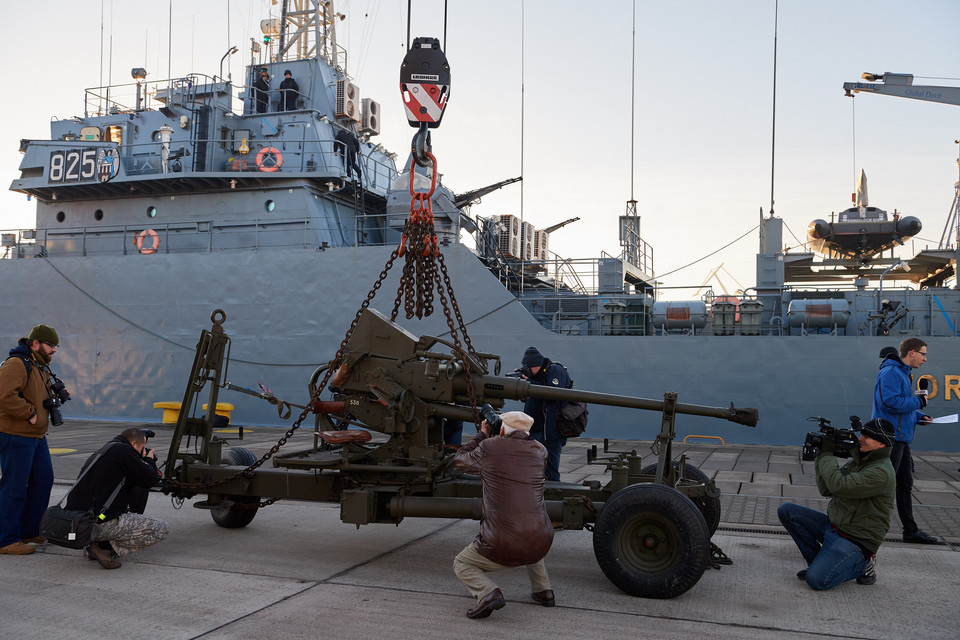 GDYNIA PORT WOJENNY ARMATA BOSFORS DLA MUZEUM WP  (armata przeciwlotnicza Bofors)