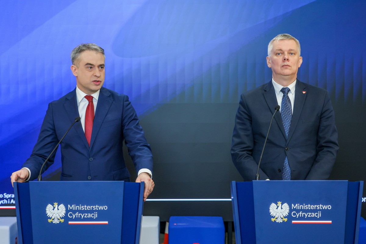 Warszawa, 28.01.2025. Wicepremier, minister cyfryzacji Krzysztof Gawkowski (L) oraz minister spraw wewnętrznych i administracji, koordynator służb specjalnych Tomasz Siemoniak (P) podczas konferencji prasowej w siedzibie Ministerstwa Cyfryzacji w Warszawie, 28 bm. Temat: "Program ochrony wyborów - PARASOL WYBORCZY". (sko) PAP/Rafał Guz