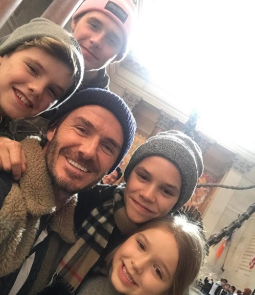 Cruz Beckham z tatą i rodzeństwem