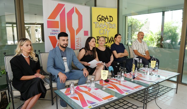 (s leva na desno) Anita Šabotić, članica saveta, Nikola Jovanović, predsednik Opštine Budva, Ivana Lazović, direktorka JU "Grad teatar", Svetlana Ivanović, glavna urednica programa i Dragan Vukadinović, Grad teatar