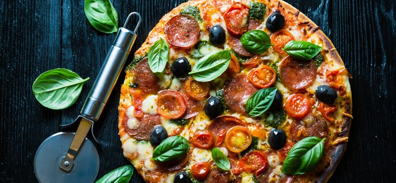 Margherita, serowa czy wegetariańska - która pizza ma najwięcej kalorii?